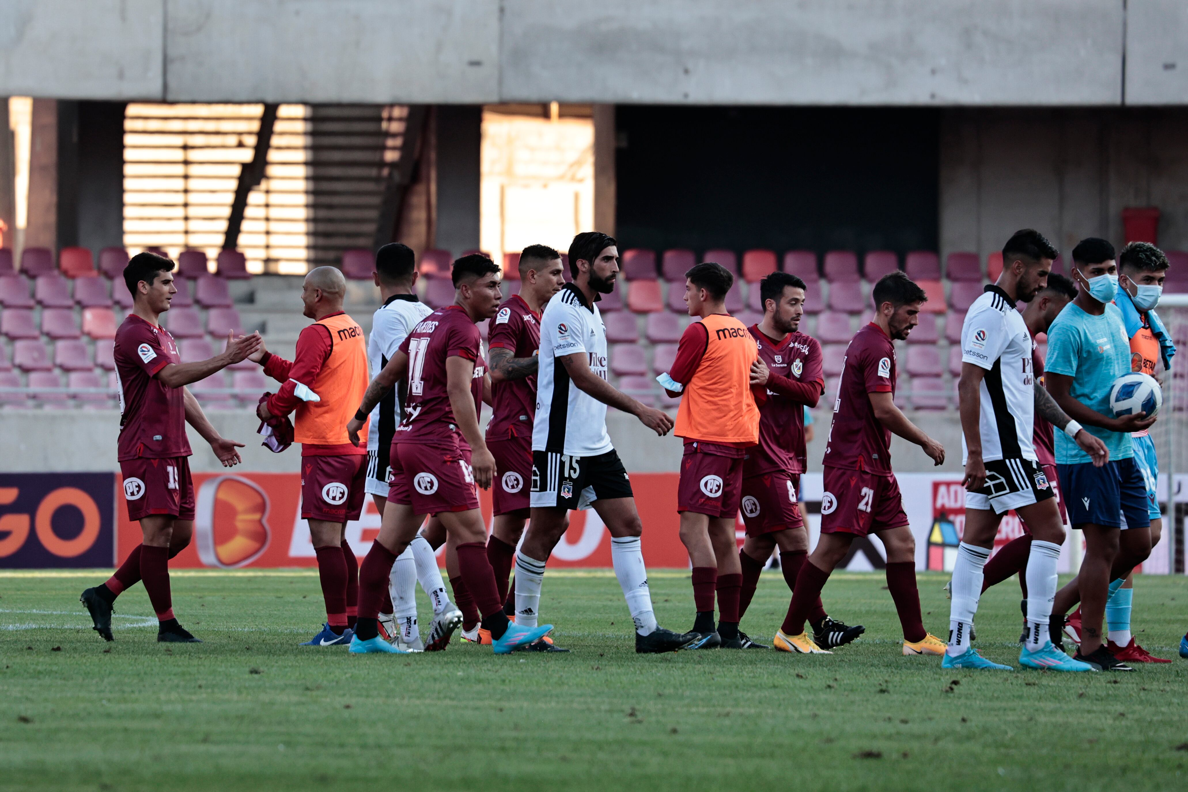 13 de febrero de 2022/La SerenaLoss jugadores se despiden tras el partido valido por la Segunda fecha del Campeonato Nacional AFP, en el Estadio La Portada de La Serena


FOTO: KARIN POZO /AGENCIAUNO