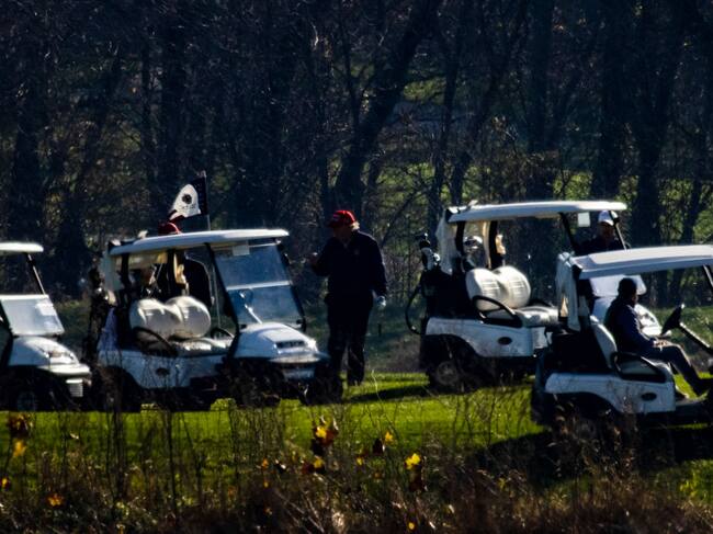 Donald Trump juega en uno de sus campos de golf en Estados Unidos