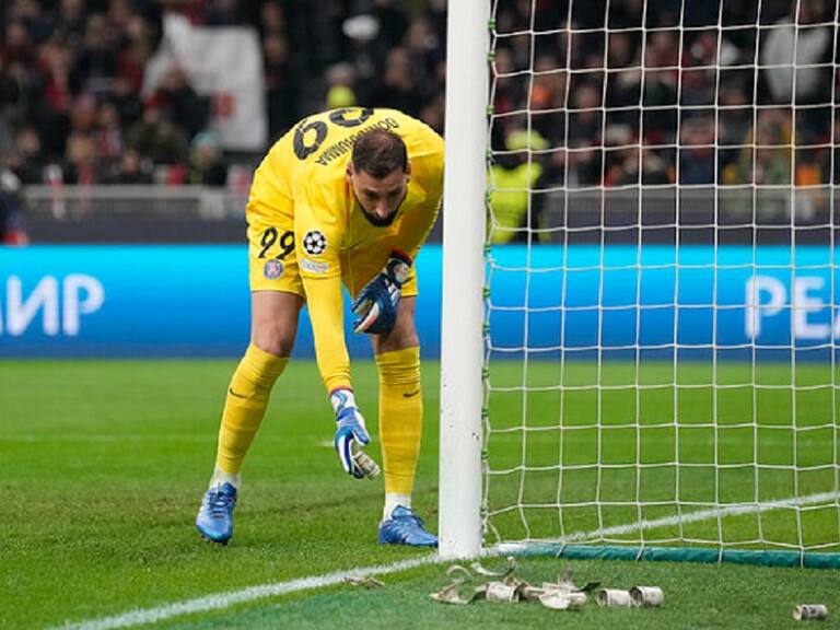 Fanáticos del Milan recibieron al golero Donnarumma con billetes: «Mercenario»