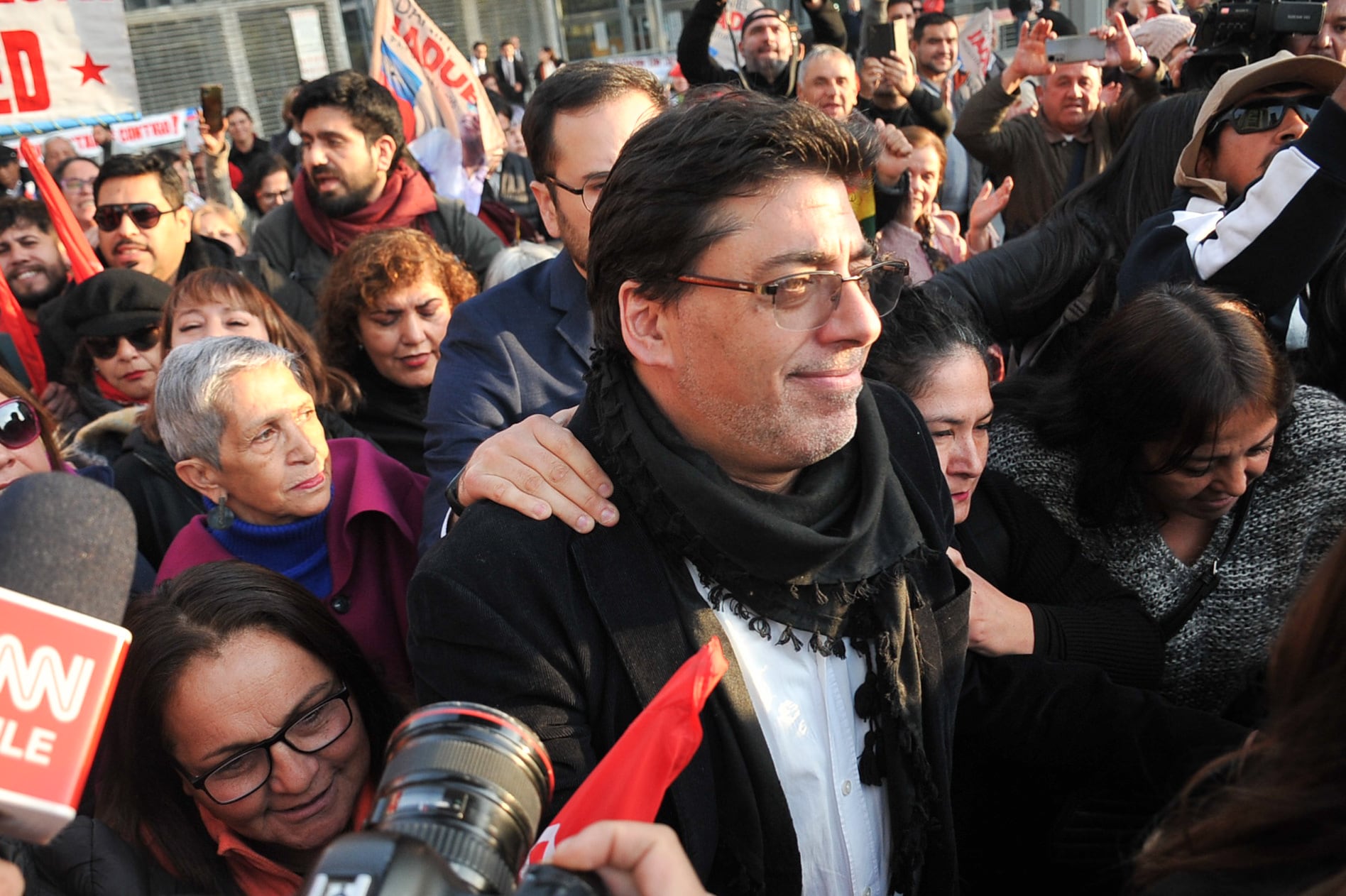 Imagen referencial | Imagen de archivo de Daniel Jadue retirándose del 3° Juzgado de Garantía de Santiago, donde se realizó la primera jornada de la formalización de cargos en su contra