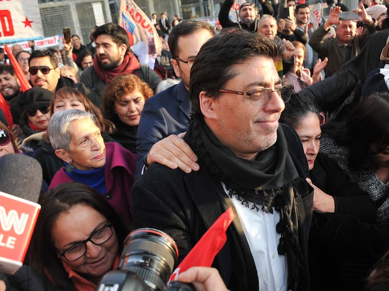 Imagen referencial | Imagen de archivo de Daniel Jadue retirándose del 3° Juzgado de Garantía de Santiago, donde se realizó la primera jornada de la formalización de cargos en su contra