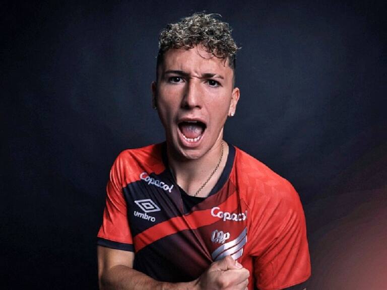 Luciano Arriagada se lució con un tremendo golazo de taquito por el Atlético Paranaense en Brasil