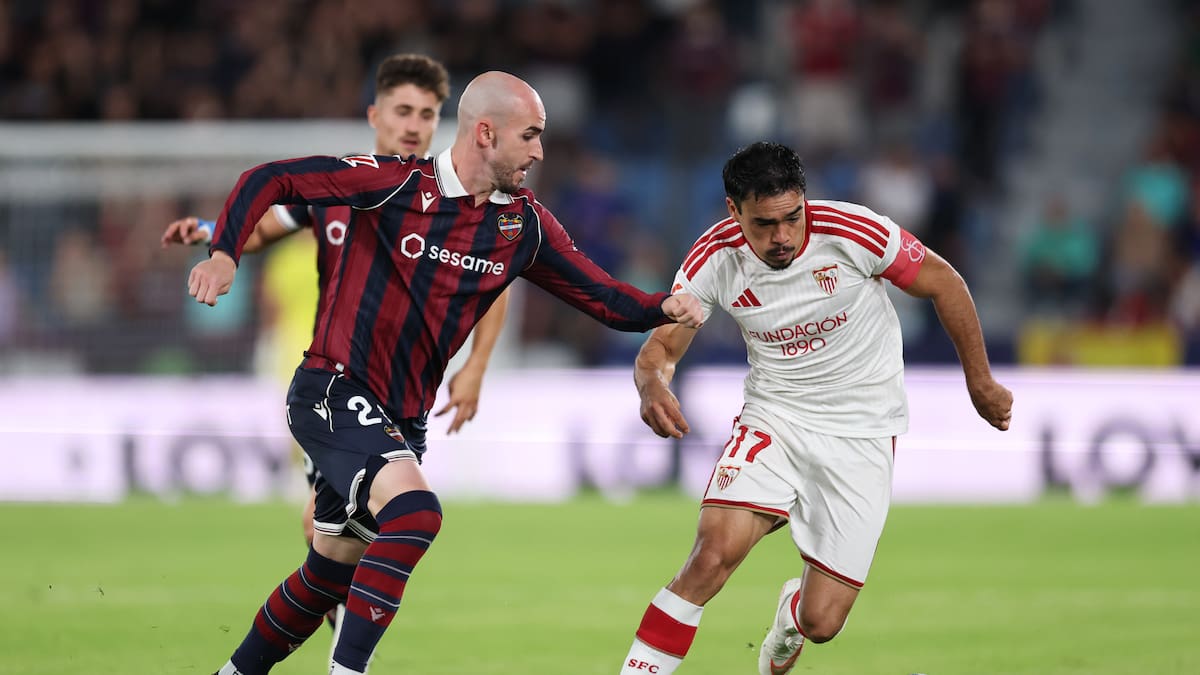 Con goles y expulsión en un loco tiempo de descuento: amargo regreso de Gabriel Suazo a La Liga de España