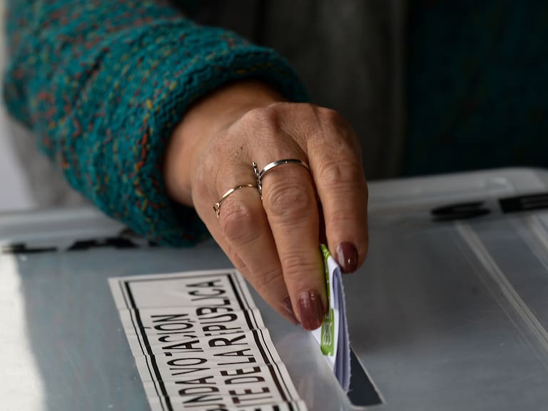 Elecciones 2025: a qué hora se conocerán los primeros resultados de la segunda vuelta y hasta qué momento se puede ir a votar hoy