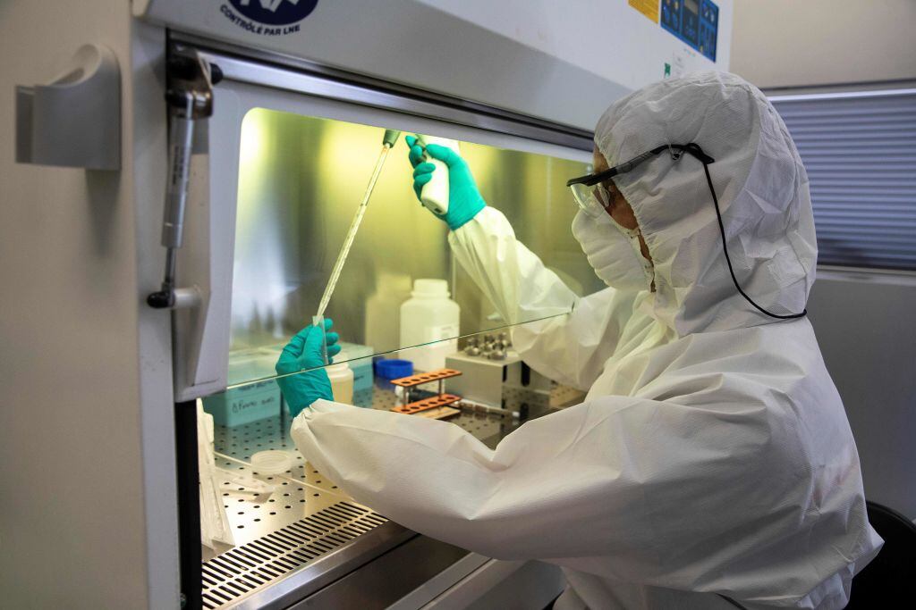 Trabajadora de la salud realiza exámenes del Covid-19 en Francia