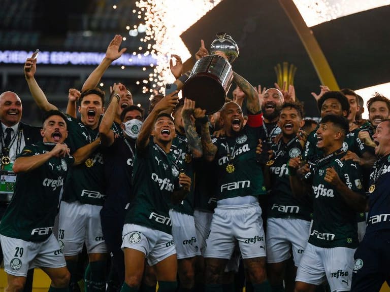 RIO DE JANEIRO, BRAZIL - JANUARY 30: Players of Palmeiras celebrate with the trophy on the podium after winning the final of Copa CONMEBOL Libertadores 2020 between Palmeiras and Santos at Maracanã Stadium on January 30, 2021 in Rio de Janeiro, Brazil. (Photo by Mauro Pimentel – Pool/Getty Images)