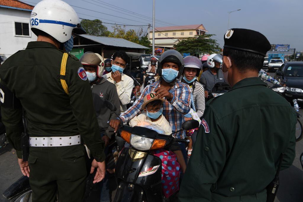 Unos policías impiden el paso en la capital de Cambodia