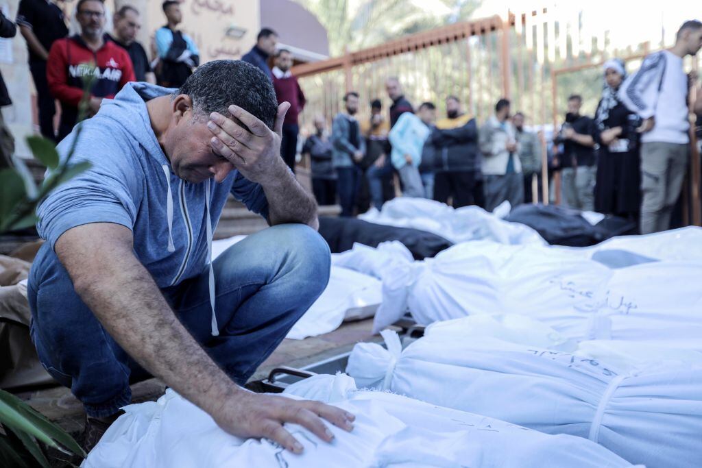 Palestinos lloran ante los muertos que dejan los ataques de Israel en Gaza