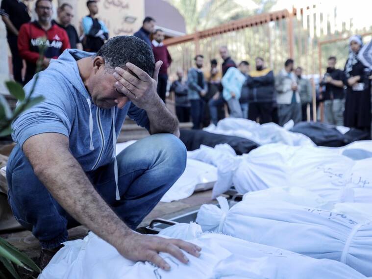 Palestinos lloran ante los muertos que dejan los ataques de Israel en Gaza