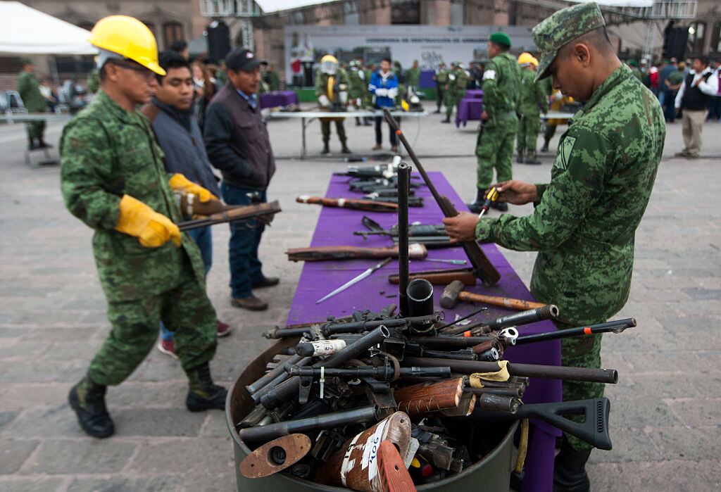 Soldados mexicanos comienzan la quema de armas traficadas