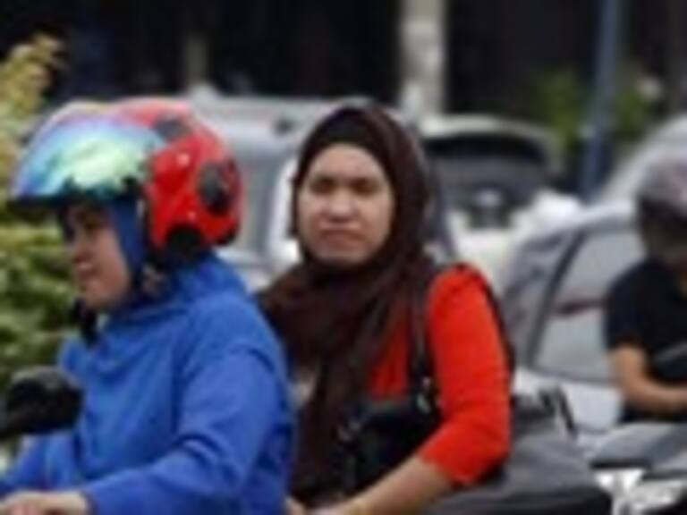 Localidad de Indonesia prohíbe a las mujeres montar a horcajadas en moto