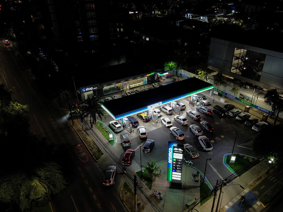 “Irresponsabilidad total”: Oposición reacciona a los anuncios de Hacienda por histórica alza en los precios de los combustibles