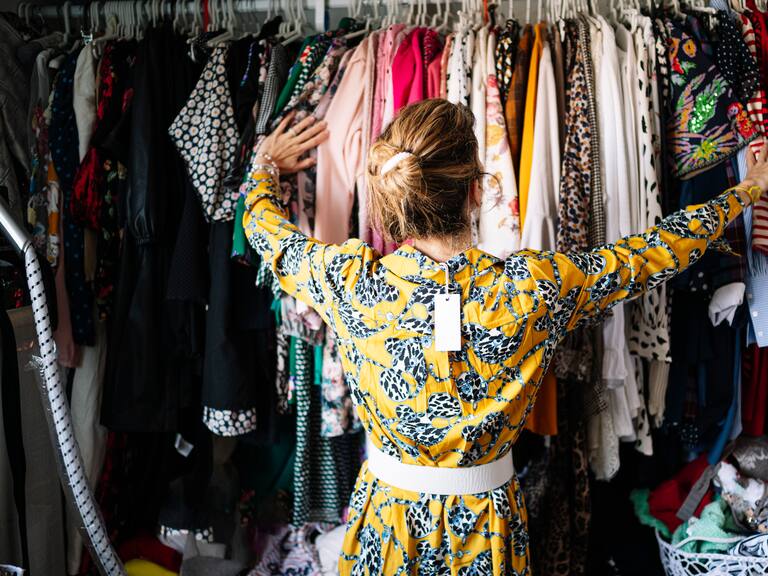 Se encogió tu polera favorita: la ciencia tiene un método casero para “desencoger” tu ropa