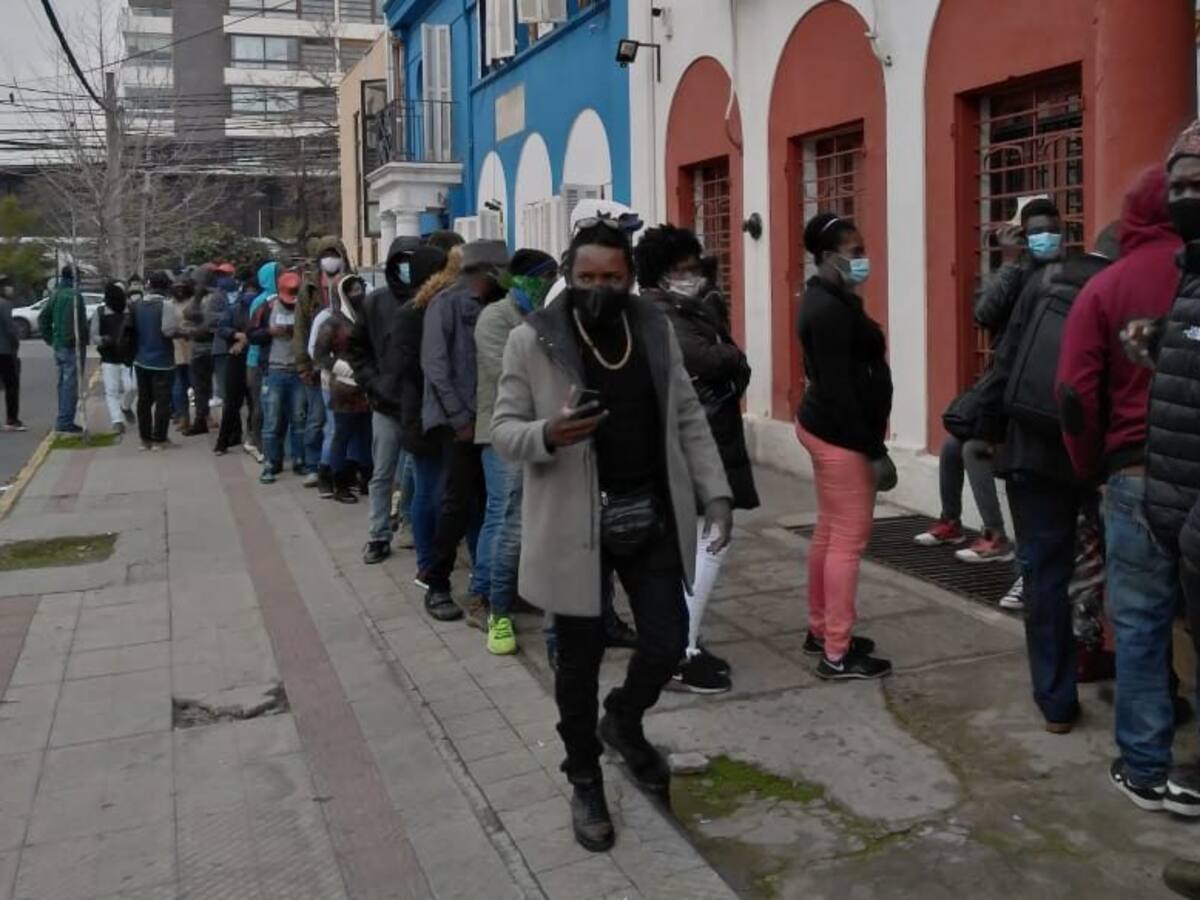 Reportan aglomeración de ciudadanos haitianos fuera de su embajada buscando un cupo para viaje humanitario