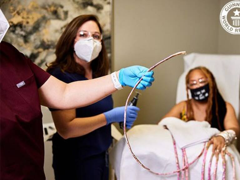 La mujer con las uñas más largas del mundo