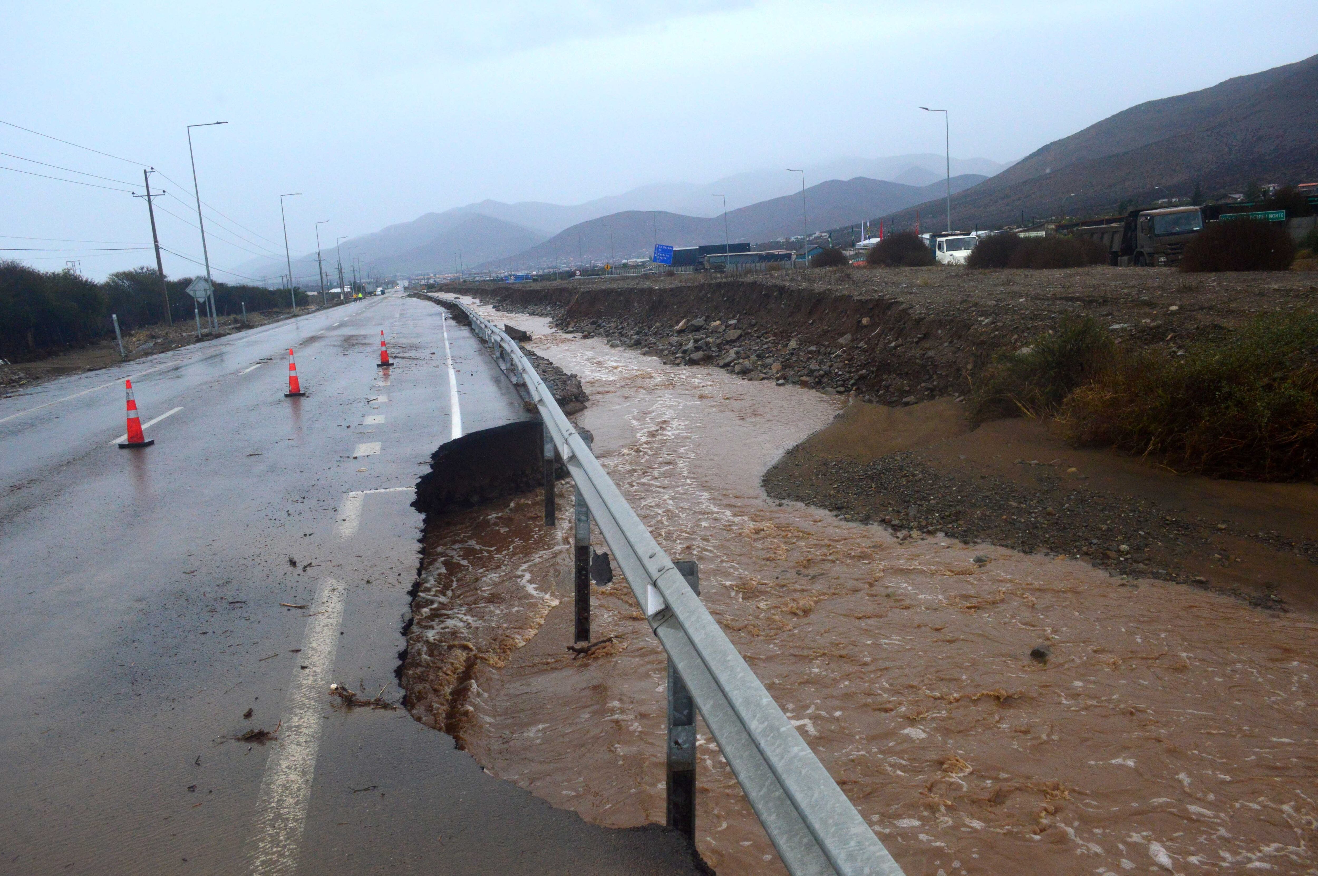 19 de julio de 2026 / COQUIMBOLa Ruta D-43, que conecta La Serena con Ovalle, permanece interrumpida a la altura del sector de Tambillos, en la comuna de Coquimbo, debido a la activación de quebradas provocada por las intensas precipitaciones que afectan a la región.FOTO:IGNACIO RAMIREZ/ AGENCIAUNO