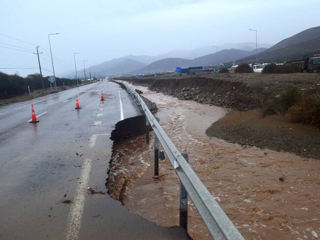 19 de julio de 2026 / COQUIMBO
La Ruta D-43, que conecta La Serena con Ovalle, permanece interrumpida a la altura del sector de Tambillos, en la comuna de Coquimbo, debido a la activación de quebradas provocada por las intensas precipitaciones que afectan a la región.
FOTO:IGNACIO RAMIREZ/ AGENCIAUNO