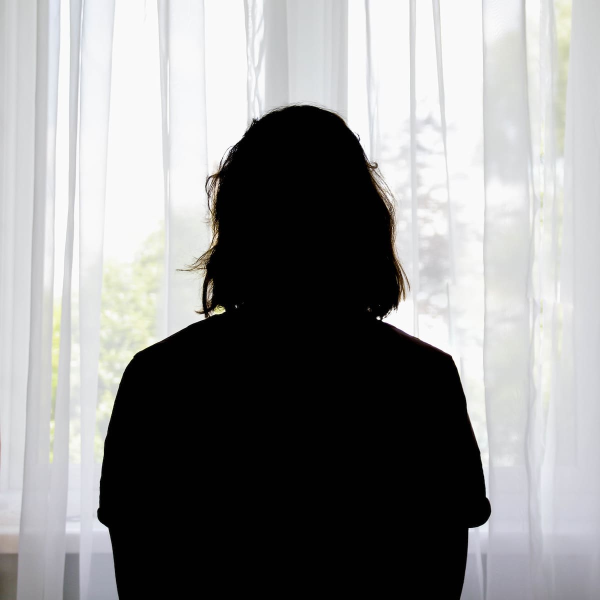 “Somos una sociedad individualista que vive pidiendo vínculos a gritos”: expertos analizan el impacto de la soledad