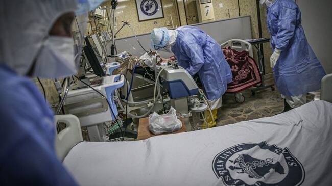 IDLIB, SYRIA -FEBRUARY 23: Covid-19 patients receive treatment at an isolation and a health center in Idlib, Syria on February 23, 2021. 227 people died in Idlib province in northwest Syria due to coronavirus (Covid-19). (Photo by Muhammed Said/Anadolu Agency via Getty Images)