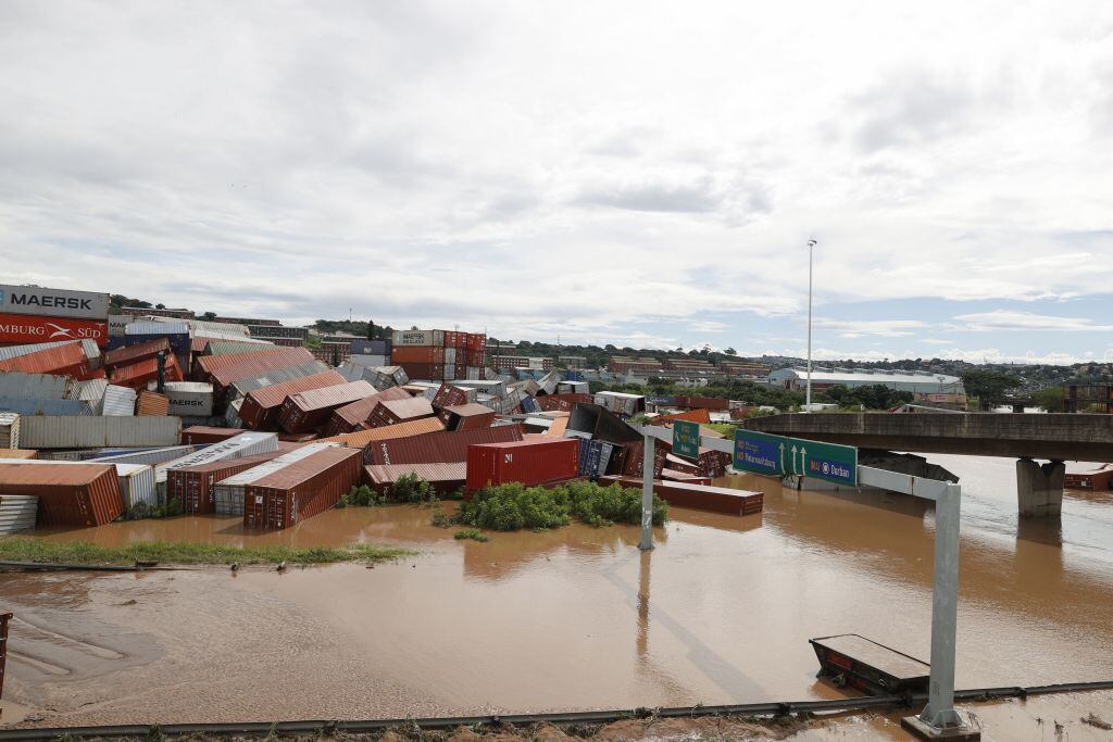 Los contenedores caídos en medio de la inundación de la ciudad de Durban
