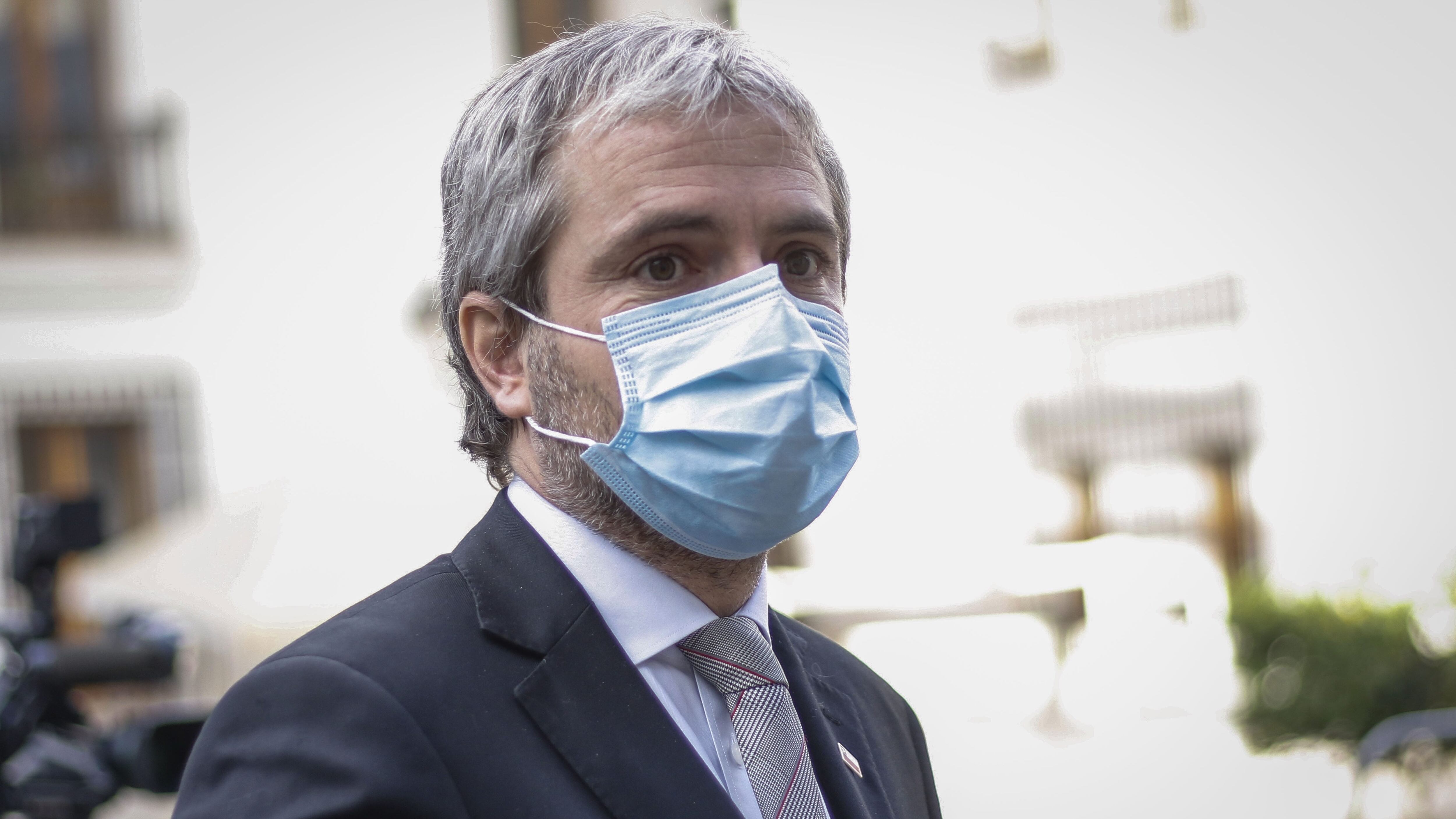 26 de mayo del 2020/SANTIAGOEl ministro del Interior, Gonzalo Blumel, usando su mascarilla  camina por el patio de Los Naranjos del Palacio de La Moneda, tras sostener una entrevista para un Programa Matinal de televisión.
FOTO: SEBASTIAN BELTRAN GAETE/AGENCIAUNO