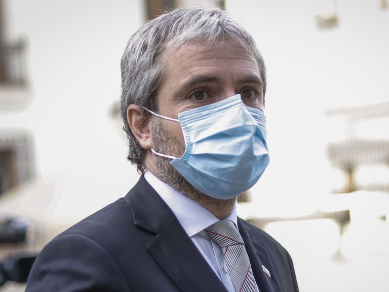 26 de mayo del 2020/SANTIAGOEl ministro del Interior, Gonzalo Blumel, usando su mascarilla camina por el patio de Los Naranjos del Palacio de La Moneda, tras sostener una entrevista para un Programa Matinal de televisión.
FOTO: SEBASTIAN BELTRAN GAETE/AGENCIAUNO