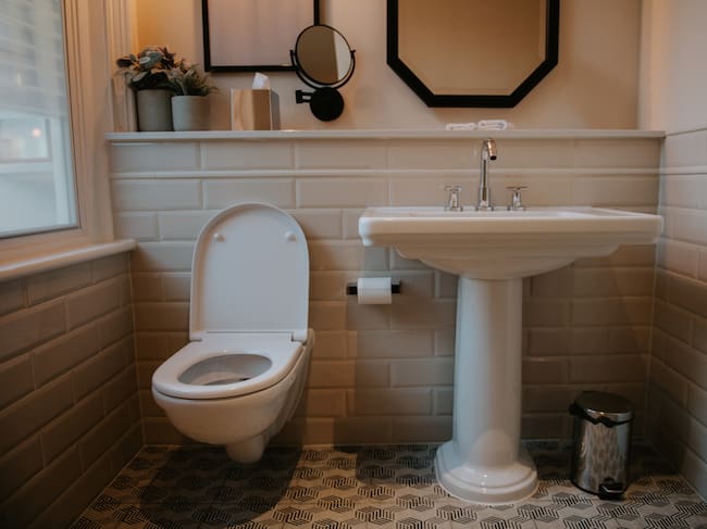 ¿Por qué recomiendan tirar sal al inodoro todas las noches? Esta es la explicación