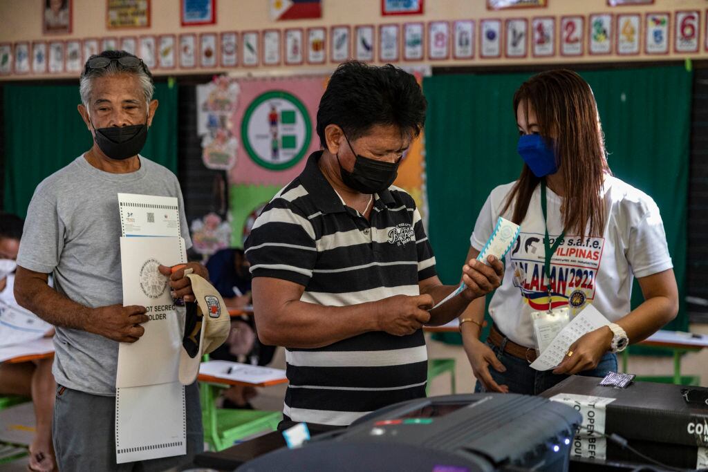 Los votantes llegan a participar en las elecciones filipinas en Magarao