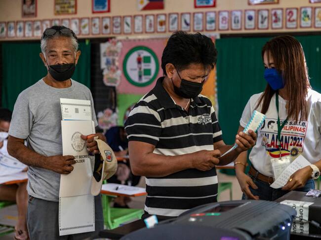 Los votantes llegan a participar en las elecciones filipinas en Magarao