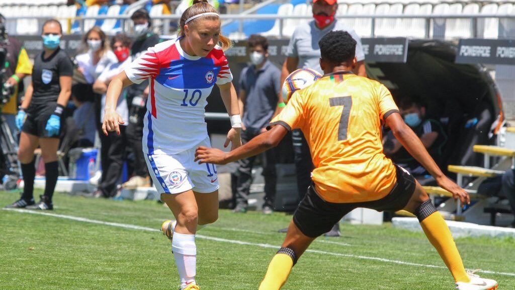 28 de Noviembre del 2020/SANTIAGOYanara Aedo(i) disputa el balon , durante el partido amistoso internacional entre la Selección Femenina de Chile vs Selección Femenina de Zambia, disputado en el Estadio San Carlos de Apoquindo.
FOTO: JORGE DIAZ/AGENCIA UNO
