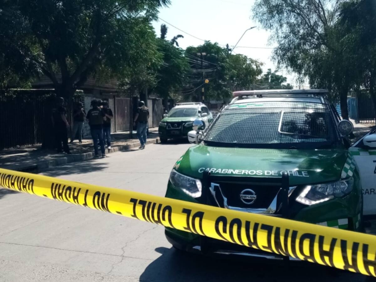 Conductor de aplicación choca contra terraza de local de comida rápida en Cerro Navia tras frustrar el robo de su vehículo