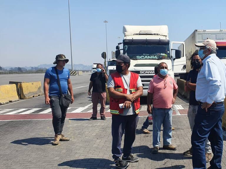 Camioneros bloquean la Ruta 68 en protesta por crimen de conductor en Antofagasta