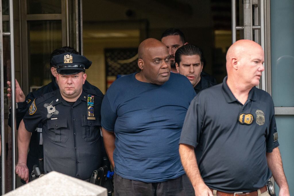 Policía de Nueva York lleva detenido a Frank James por sospecha del tiroteo