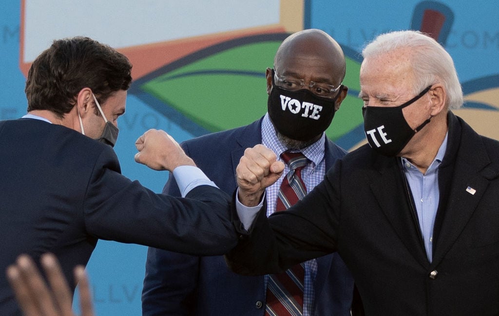 Joe Biden junto a los candidatos demócratas Warnock y Ossoff