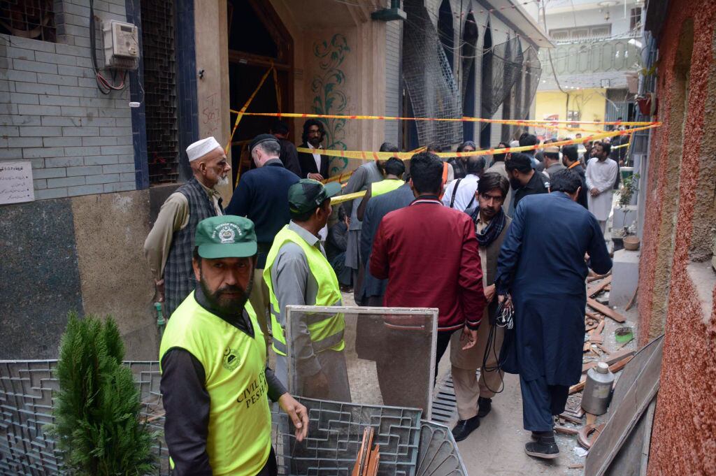 Equipos de emergencia custodian la zona del atentando en Peshawar