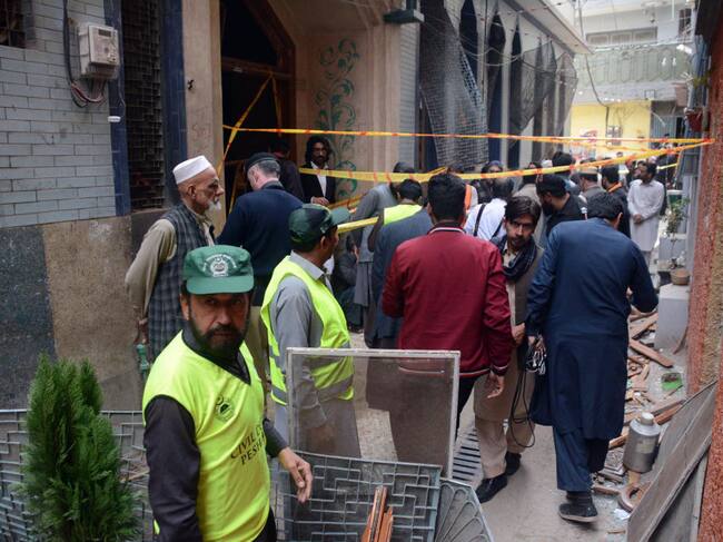 Equipos de emergencia custodian la zona del atentando en Peshawar