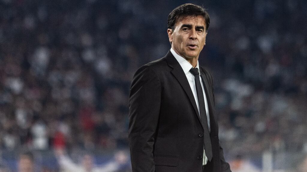 Gustavo Quinteros toma fuerza para llegar a la Roja ante problemas de dineros para contar con Eduardo Coudet
