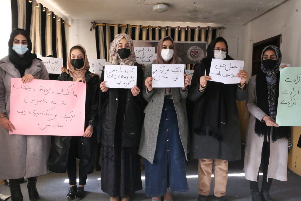 Afganas universitarias rechazan la prohibición de estudiar de los talibanes