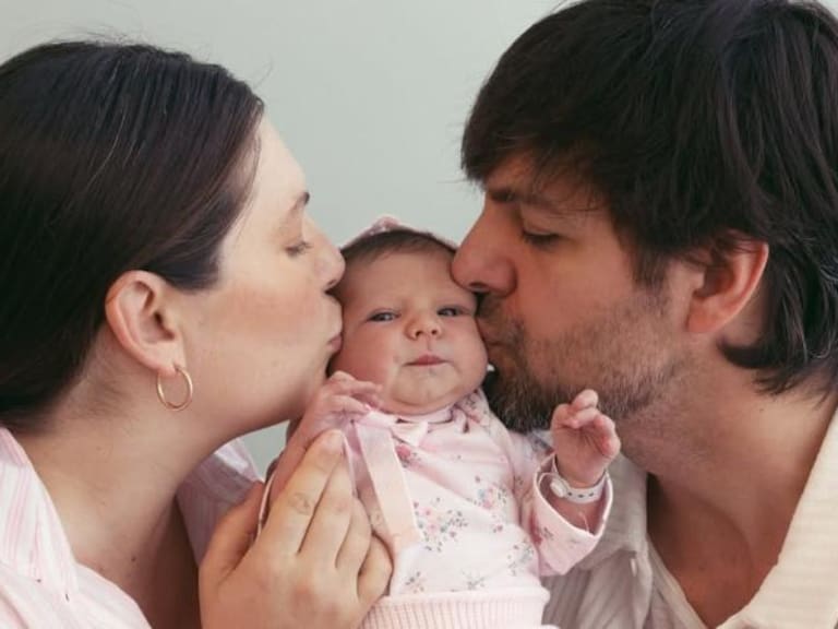 Eugenia Lemos conmueve a todos con emotivo registro de su hija: “En un abrir y cerrar de ojos...”