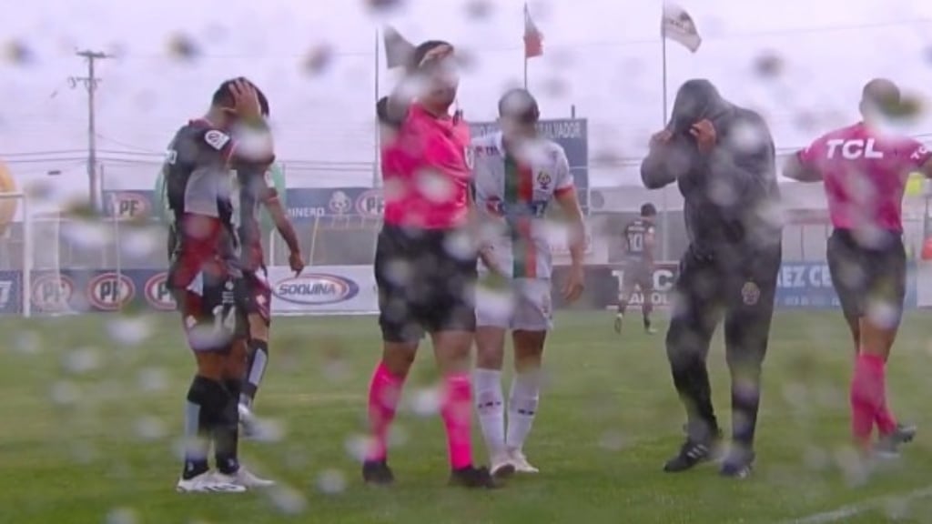 Granizos, lluvia y tormenta obligan a la suspensión del duelo entre Cobresal y Ñublense