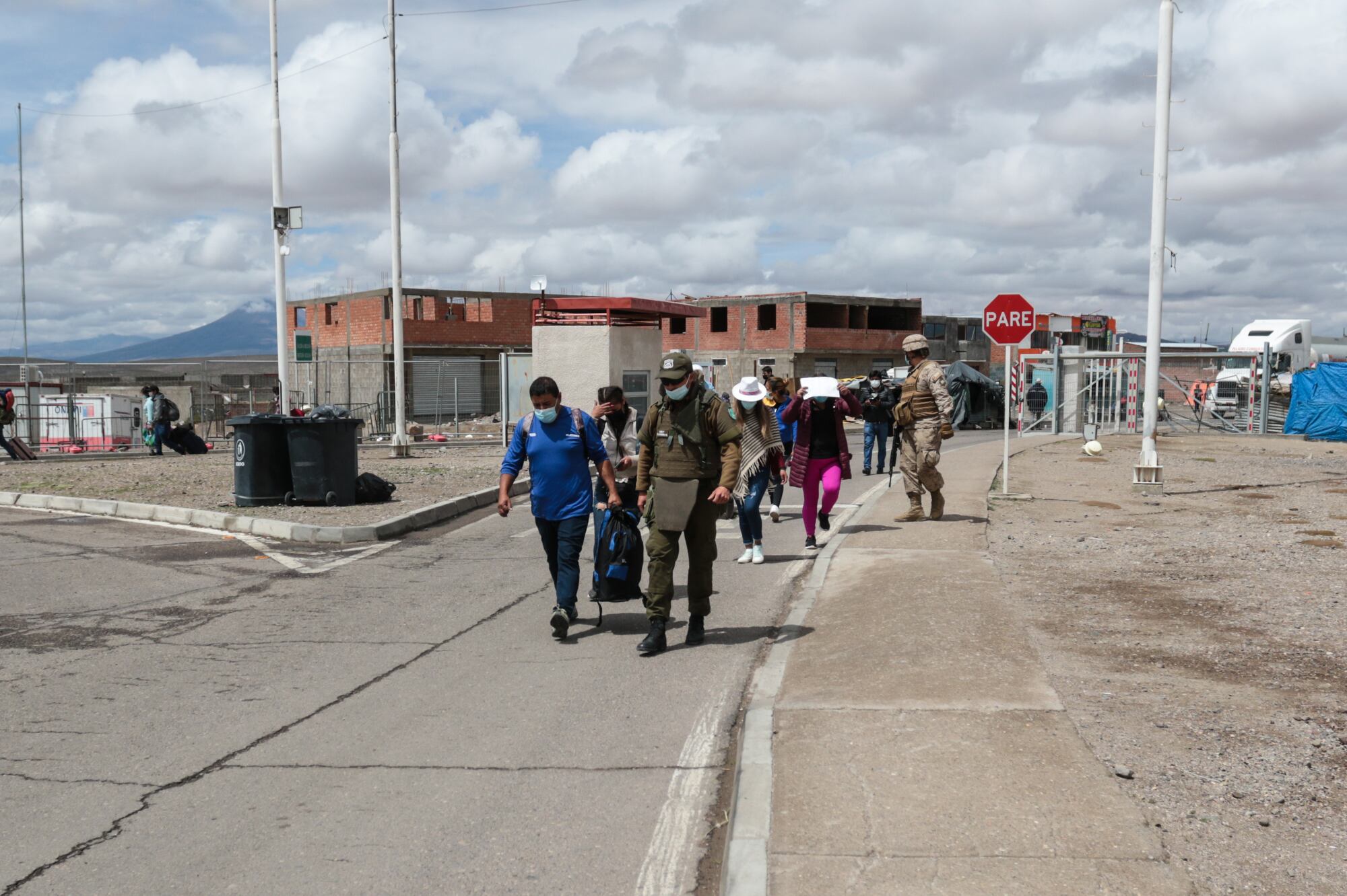 15 de Febrero 2022/ COLCHANEMiles de migrantes en su mayoría venezolanos y en condiciones de pobreza, cruzan esta zona a pie a más de 4.000 metros de altura y temperaturas extremas, para llegar a Chile donde buscan una vida mejor. La frontera chilena está cerrada después de que el sábado entrara en vigor una nueva ley de migración. Esa ley ordena a policías y militares "redireccionar" a la frontera a cualquier extranjero que evada el control migratorio.
FOTO: JOHAN BERNA/ AGENCIAUNO
