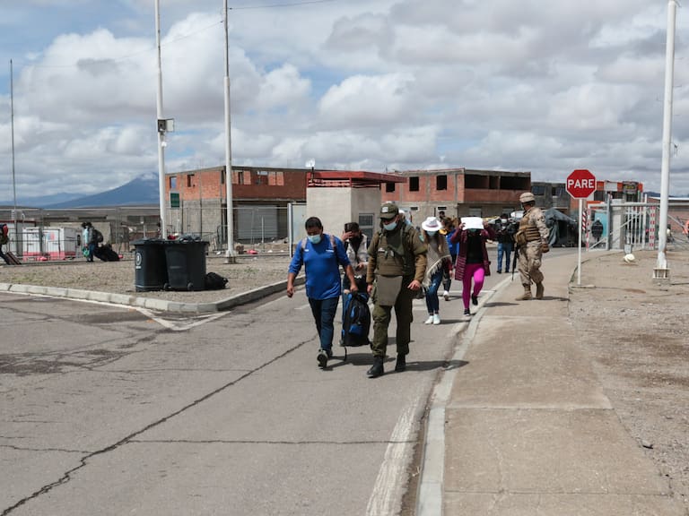 15 de Febrero 2022/ COLCHANEMiles de migrantes en su mayoría venezolanos y en condiciones de pobreza, cruzan esta zona a pie a más de 4.000 metros de altura y temperaturas extremas, para llegar a Chile donde buscan una vida mejor. La frontera chilena está cerrada después de que el sábado entrara en vigor una nueva ley de migración. Esa ley ordena a policías y militares "redireccionar" a la frontera a cualquier extranjero que evada el control migratorio.
FOTO: JOHAN BERNA/ AGENCIAUNO
