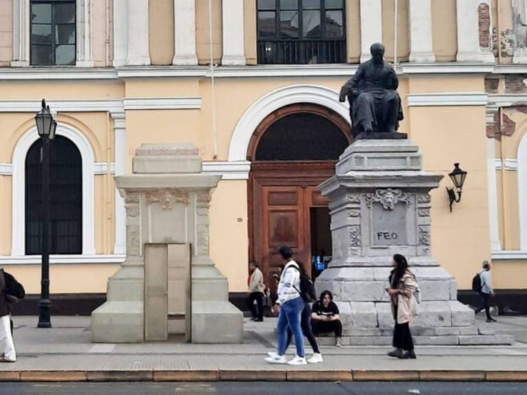 ¿Cuál es el origen del «lloratorio público» instalado en las afueras de la casa central de la Universidad de Chile?