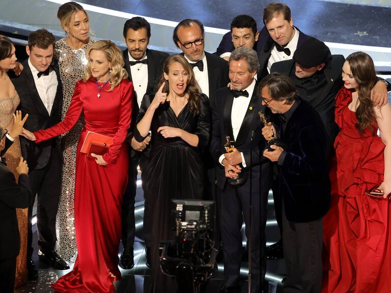 HOLLYWOOD, CALIFORNIA - MARCH 27: (L-R) Emilia Jones, Daniel Durant, Sian Heder, Marlee Matlin, Eugenio Derbez, Fabrice Gianfermi, Patrick Wachsberger, Justin Maurer, Philippe Rousselet, Troy Kotsur, and Amy Forsyth accept the Best Picture award for ‘CODA’ onstage during the 94th Annual Academy Awards at Dolby Theatre on March 27, 2022 in Hollywood, California. (Photo by Neilson Barnard/Getty Images)