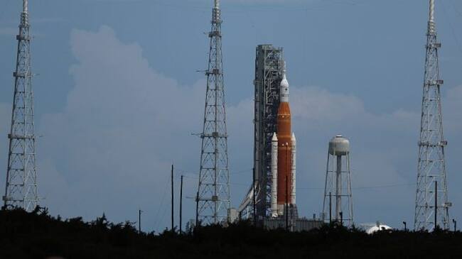CAPE CANAVERAL, FLORIDA - AUGUST 28: The Artemis I rocket sits on launch pad 39-B at Kennedy Space Center as it is prepared for launch of an unmanned flight around the moon on August 28, 2022 in Cape Canaveral, Florida. The launch is scheduled for Monday between 8:33am and 10:33am and would be the furthest into space any unmanned vehicle intended for humans has ever traveled before. (Photo by Joe Raedle/Getty Images)