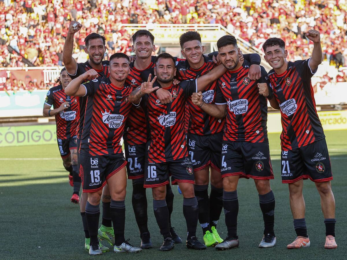 Hay nuevo líder: Deportes Limache golea sin piedad a Unión La Calera y queda en lo más alto de la Liga de Primera