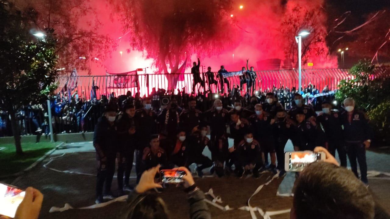 "Hotelazo": Hinchas de la U alentaron al plantel en el hotel de concentración para el Superclásico