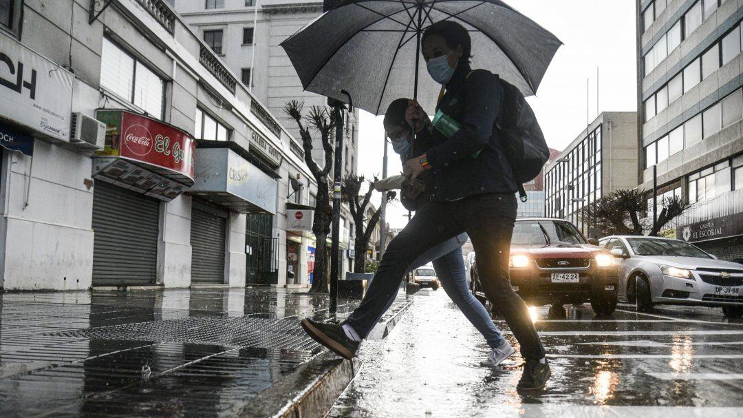 25 DE AGOSTO DE 2020 / VIÑA DEL MARDos personas intentan evitar un charco de agua en Calle Valparaiso, durante segundo día de sistema frontal que afecta a la region con lluvias y fuertes vientos.
FOTO: MIGUEL MOYA / AGENCIAUNO