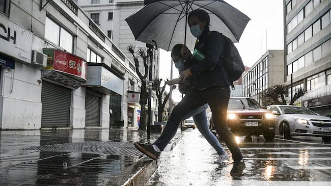25 DE AGOSTO DE 2020 / VIÑA DEL MARDos personas intentan evitar un charco de agua en Calle Valparaiso, durante segundo día de sistema frontal que afecta a la region con lluvias y fuertes vientos.
FOTO: MIGUEL MOYA / AGENCIAUNO