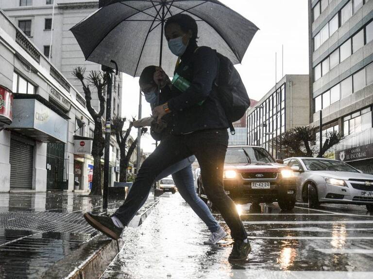 25 DE AGOSTO DE 2020 / VIÑA DEL MARDos personas intentan evitar un charco de agua en Calle Valparaiso, durante segundo día de sistema frontal que afecta a la region con lluvias y fuertes vientos.
FOTO: MIGUEL MOYA / AGENCIAUNO